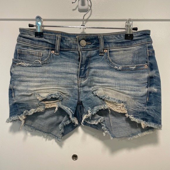 BKE Pants - BKE Stella Distressed Denim Shorts Light Wash Frayed Hem Size 24 Low Rise Womens